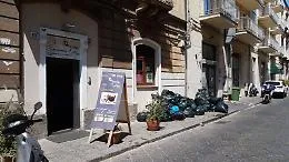 A Catania i rifiuti non raccolti davanti alla mia gastronomia: come faccio a lavorare cos&igrave;?