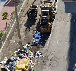Catania, i residenti di via Mascagni stufi dei cumuli di rifiuti lasciati da chi non fa la differenziata