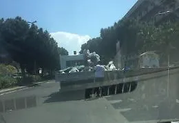 Catania, scarico di spazzatura senza ritegno in viale Africa in pieno giorno