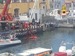 Catania, auto Enjoy recuperata in mare nel porticciolo di Ognina