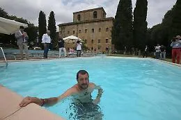 Salvini si tuffa in piscina confiscata a boss: &laquo;Bastardi mafiosi vi lascer&ograve; in mutande&raquo;