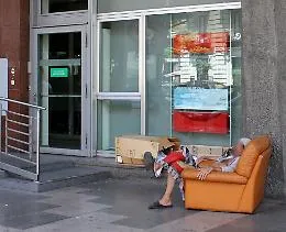 Catania, nell'ex "salotto buono" di corso Sicilia &egrave; rimasto il divano (per i clochard)