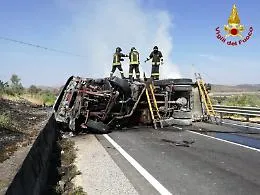 Autocompattatore carico di cartone si ribalta a va in fiamme lungo la Ss 417