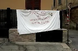 Ucciso dal vicino e la moglie della vittima appende un lenzuolo: &laquo;Mostro&raquo;