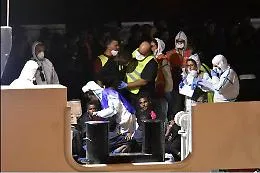 Catania, dalla Diciotti sbarcano i 29 minori, Procura ipotizza il &ldquo;sequestro di persona&rdquo;