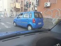 Catania: auto posteggiata da settimane in prossimit&agrave; d'incrocio