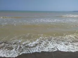 Augusta, Agnone Bagni: mare sporco e fangoso dopo le piogge di ferragosto