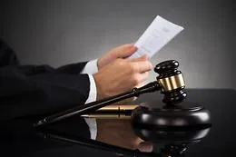 Licenza revocata per interdittiva antimafia, ma figlia boss riapre negozio