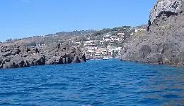 Aci Trezza, masso rischia di cadere: stop ai bagnanti tra i due faraglioni