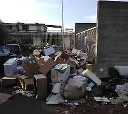 Catania, discarica vicina ad ambulatori dove si vaccinano i bimbi