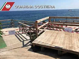 Solarium abusivo a Capomulini: Guardia Costiera appone i sigilli