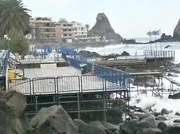 Un "muro" ad Aci Trezza divide
Lido dei Ciclopi e Comune...