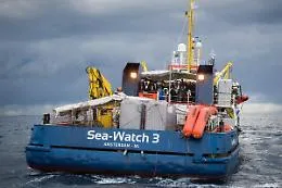 Migranti in mezzo al mare, appello anche dal Papa. Ma Salvini: &laquo;Porti chiusi&raquo;