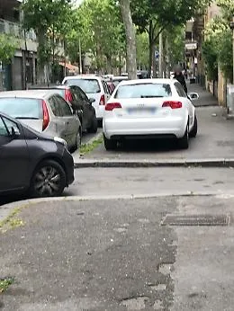 Catania: Via Lago di Nicito. Segnali di incivilt&agrave; dilagante