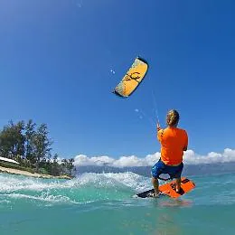 Il forte vento "tradisce" e uccide turista pronto a fare kitesurf