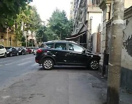 Catania: Via Androne, marciapiede non percorribile a causa dei soliti incivili