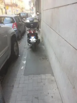 A Catania &egrave; buona maleducazione ostacolare il passaggio dei pedoni