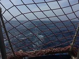 Sea Watch, la comandante fa rotta verso Lampedusa. Salvini: &laquo;Sbruffoncella, schiero la polizia&raquo;