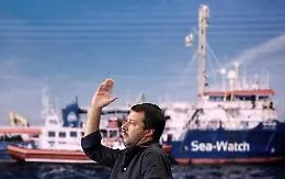 Sea watch, altra notte in mare per i migranti ma a Lampedusa arriva un nuovo barchino