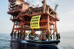Attivisti Greenpeace sulla piattaforma "Prezioso": &laquo;Ci state bruciando il futuro&raquo;