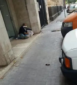 Catania, senzatetto da mesi vive davanti un portone: "Chi dovrebbe farsi carico del problema?"