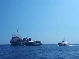 Lampedusa, Sea Watch bloccata
e intanto arriva un altro barchino...