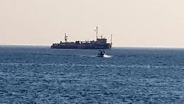 Sea Watch, l'epilogo lo scrive la capitana: forza il blocco navale e viene arrestata, sequestrata la nave e sbarcati i migranti