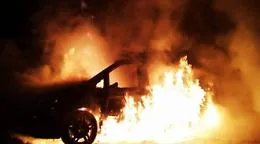 Notte di fuoco a Sciacca: autovettura avvolta dalle fiamme, si indaga per dolo