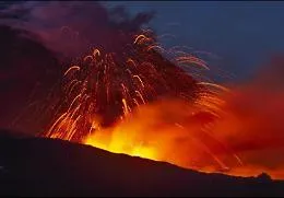 Fontane di lava e cenere, &egrave; show dell'Etna con stop e poi ripartenza del traffico aereo