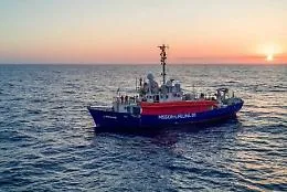 Migranti, nave ong forza il blocco. Salvini: &laquo;Difender&ograve; l'Italia&raquo;