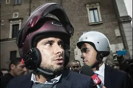 Governo, la parola a Rousseau 
Ma il voto spacca i cinquestelle