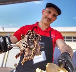 Il prosciutto cotto &egrave; di pecora siciliana
da degustare con i vini dell'Etna