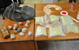 Adrano, in casa 4 chili di droga, 4 mila euro e una bomba a mano