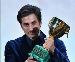Festival di Venezia, Luca Marinelli: &laquo;Dedico questo premio a chi salva le vite in mare&raquo;