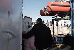 Migranti, l'anomalo arrivo dei libici a Pozzallo. Salvini attacca: &laquo;Altri sbarchi, altri soldi&raquo;