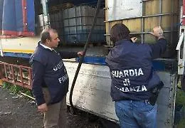 Acireale, un&rsquo;area di sosta trasformata in distributore abusivo di gasolio: 2 arresti