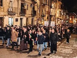 Caltagirone, in cinquemila alla fiaccolata per Patrizia e contro i femminicidi