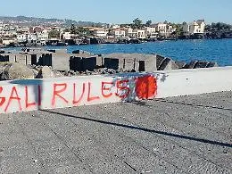 La piazzetta di Ognina ancora sfregiata dallo spray degli pseudotifosi
