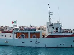 &laquo;Qui non ci vogliono&raquo; e la nave ospedale lascia Lampedusa