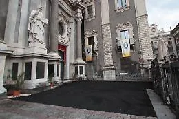 Catania, asfalto sul sagrato della Cattedrale: &egrave; un obbrobrio