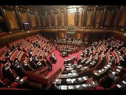 Posta un dito medio contro i parlamentari, ok del Senato a indagini su funzionario catanese
