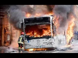 Trapani, pullman a fuoco sull'A29: code in autostrada tra Calatafimi e Segesta 