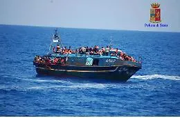 Migrante d&agrave; alla luce bimba sulla nave e a Pozzallo la Polizia ferma due scafisti