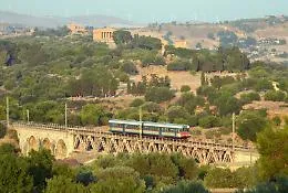 Addio traffico per il Mandorlo in Fiore: torna la Ferrovia dei Templi con 26 corse extra