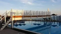 Poliziotto fuori servizio salva bimbo che stava per annegare in piscina