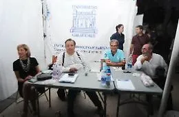 Ma la vera star &egrave; Crisafulli allo stand di corsi romeni: &laquo;Il Pd Sicilia non sapeva&raquo;