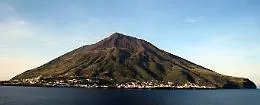 Stromboli invasa da turisti, allarme del parroco: &laquo;Garantita sicurezza?&raquo;
