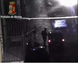 Catania, controllavano la piazza dello spaccio a San Cristoforo con l'ok dei clan: sedici in manette