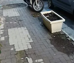 Il marciapiede disastrato in pieno centro a Catania