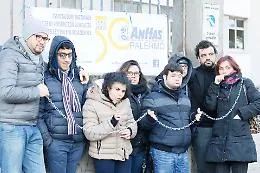 Palermo, genitori e alunni disabili in catene: "Ridateci l'assistenza a scuola"